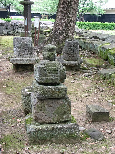 石塔12