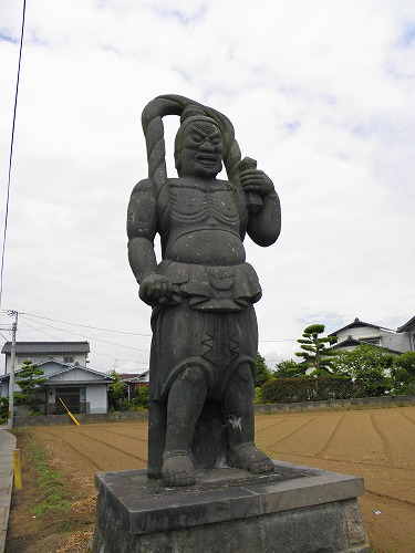 交差点の仁王像3