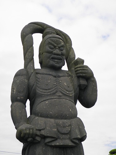 交差点の仁王像5