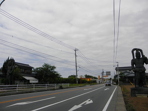 交差点の仁王像2