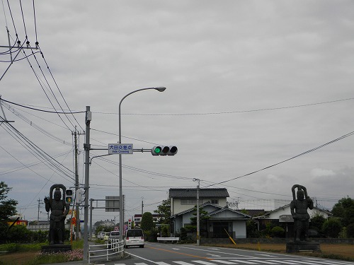 交差点の仁王像1