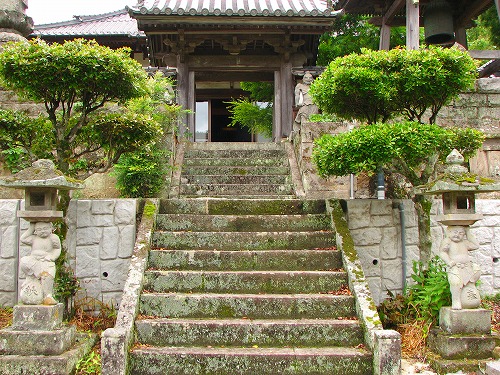 応暦寺の石燈籠1