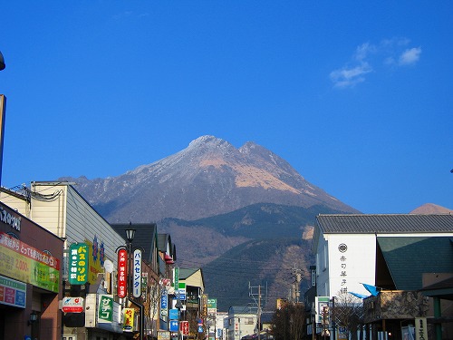 由布岳と由布院駅前